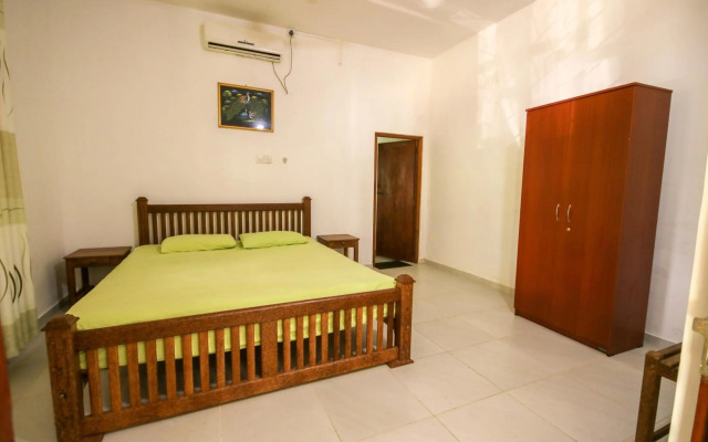 Green White Deluxe Room