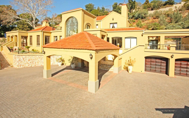 12 on Hillel Guest Manor