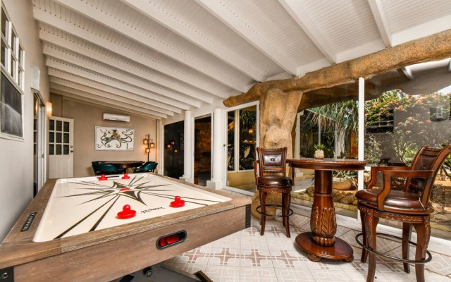 Massive Oceanfront Villa - Spa - Sauna - Gameroom - Malmok!
