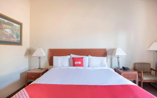 OYO Townhouse Clute Lake Jackson