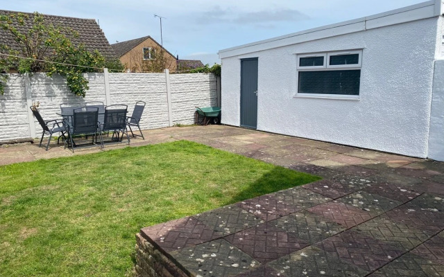 Modern, Spacious Walking Distance to Castle & Town
