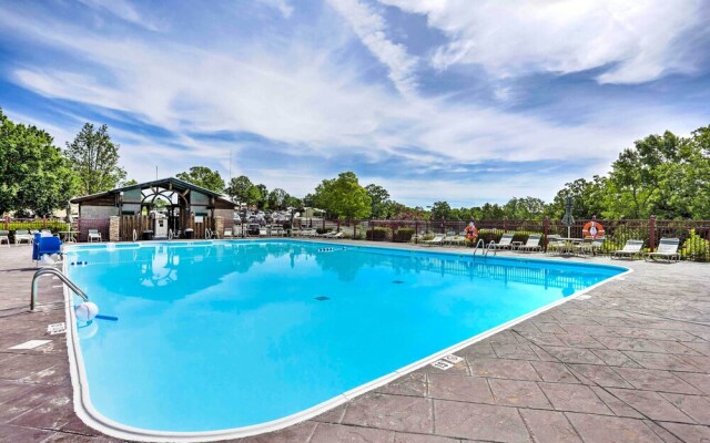 Branson Retreat w/ Balcony & 18-hole Golf Course!