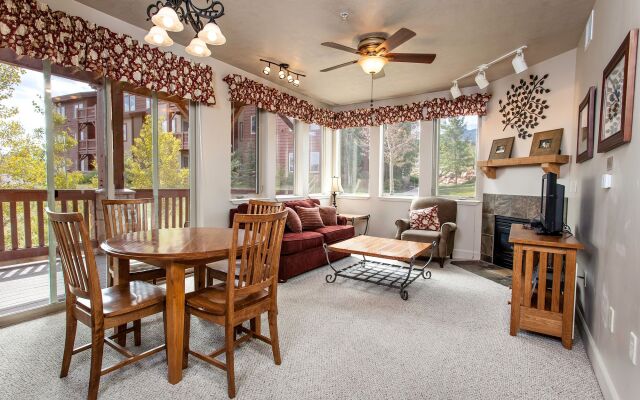 Crestview Condominiums by All Seasons Resort Lodging