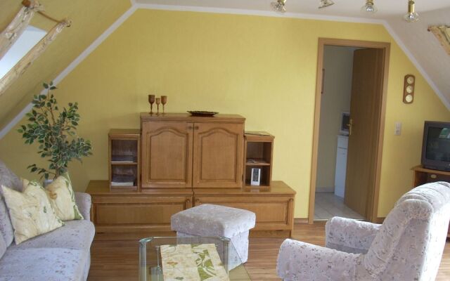 Beautiful Apartment in Wischuer with Fenced Garden