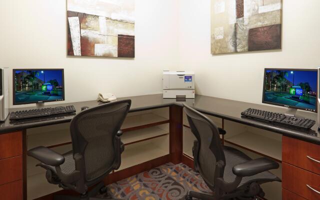 Holiday Inn Express and Suites Bakersfield Central by IHG