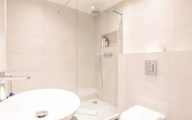 Beautifully Presented 2BD Flat W/patio- Kensington