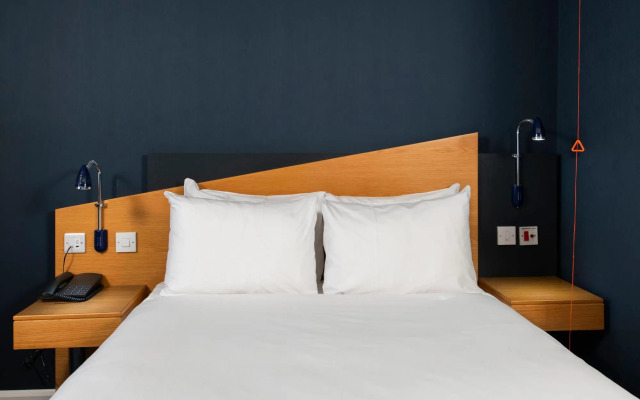 Holiday Inn Express WARWICK M40, JCT.15
