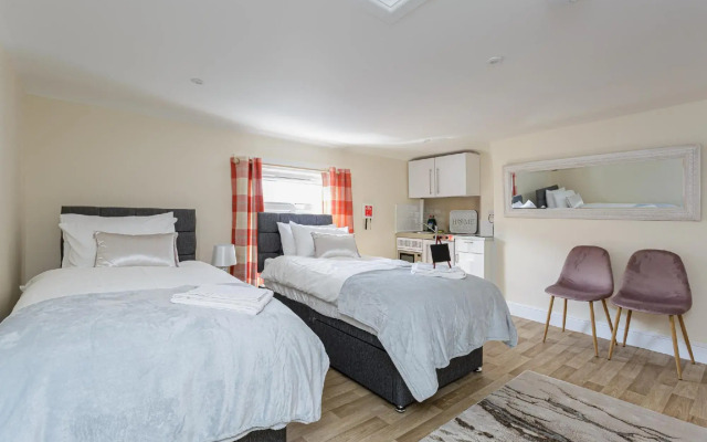 St Mary's Modern Central Huge Studio Apartments