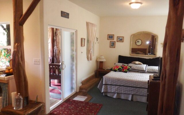 Aloha Crater Lodge and Lava Tube