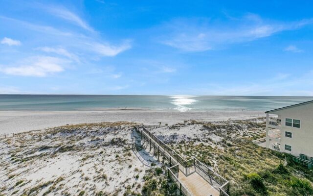 Commodores Retreat 402