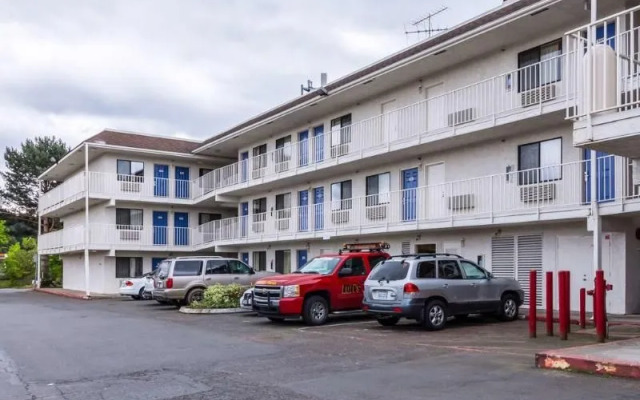 Motel 6 North Kirkland