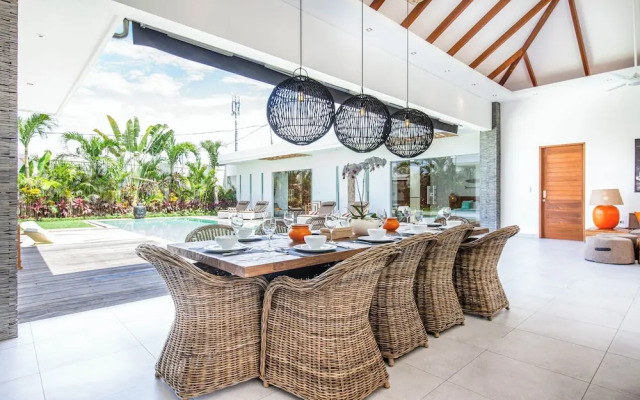 Modern 4 BR Villa 400m to the Beach in Canggu