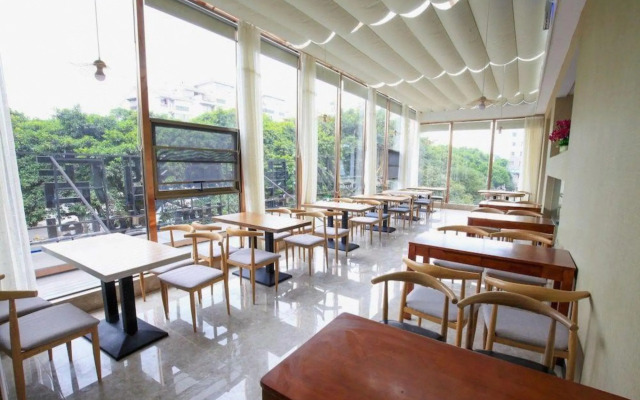 Manhattan Hotel Guilin Liangjiang Sihu Arctic Plaza
