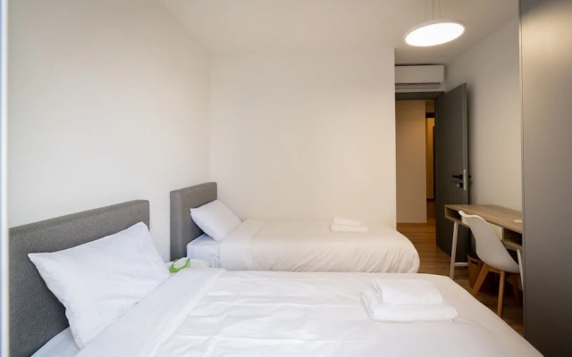 LIV - Luminous Spacious Apartment in Pagrati