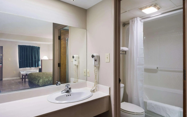 Econo Lodge Inn & Suites East
