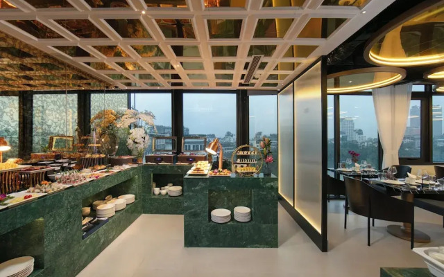 Le Premier Hotel & Rooftop Bar