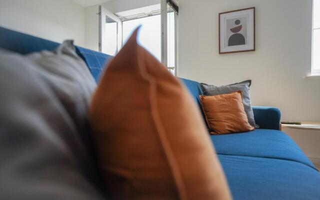 Rowsby Court - Stylish Apartment with Private Parking