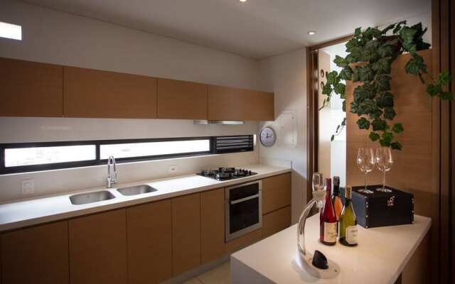 93 Luxury Suites & Residences