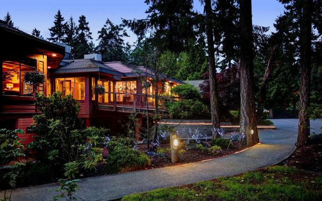 Tigh-Na-Mara Seaside Spa Resort