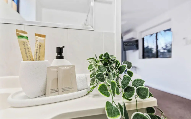 Rainforest Reef Retreat - Esplanade Ground-floor Apartment