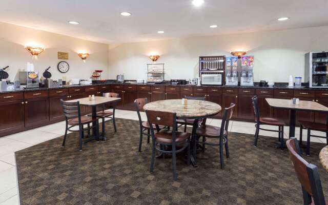 Ramada by Wyndham Bettendorf