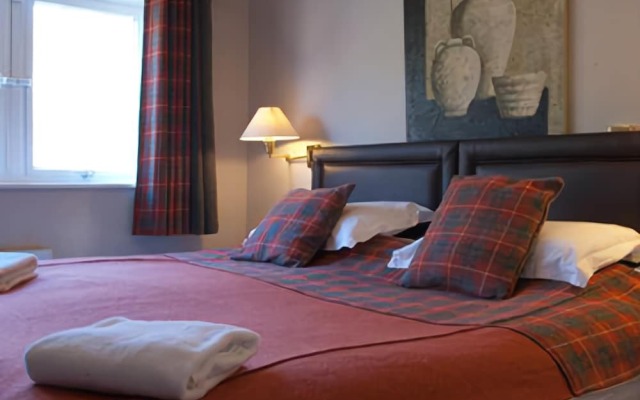 Bridge of Lochay Hotel