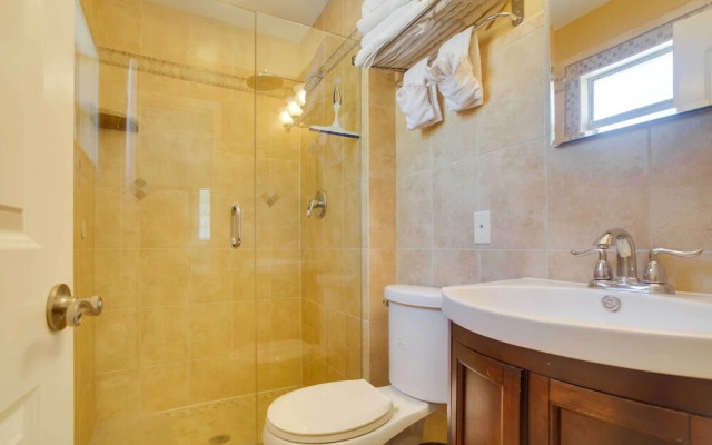 Charming Home w/ Patio Near Vanderbilt Beach