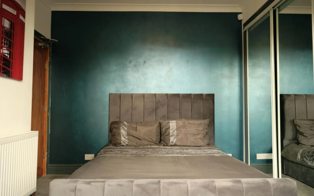Modern Spacious House - Sleeps 16, Free Parking, Sun Terrace