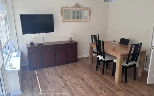 Spacious 2-bed Apartment in Hornchurch
