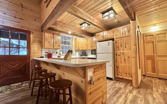 Chipmunk Lodge 2 Bedroom Home by NW Comfy Cabins by RedAwning