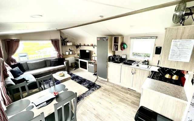 Cozy Newquay Lodge With Private Hot Tub,