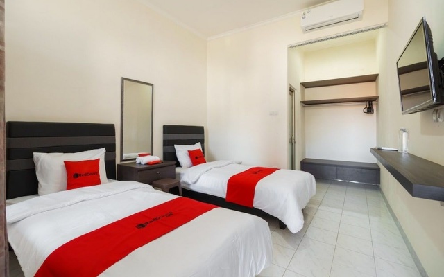 RedDoorz@ Cangkring street Cirebon – Guest Rooms – Cirebon