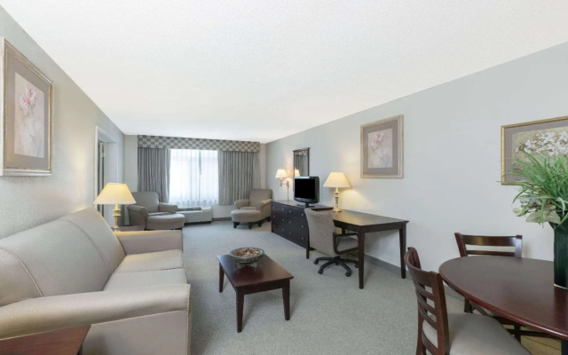 Spark by Hilton Tupelo