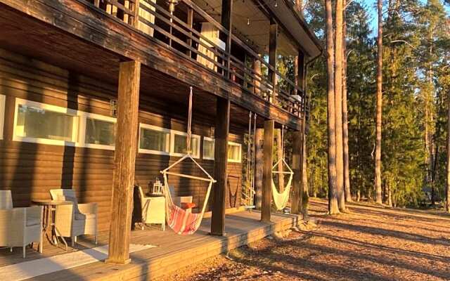 Saarj¿e puhkemaja tuba koos hommikus¿¿giga