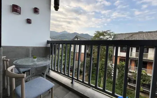 Qing'e  B&B (Emeishan Visitor Center Store)