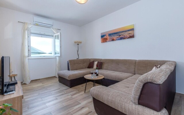 Nice Home in Podstrana With Wifi and 2 Bedrooms