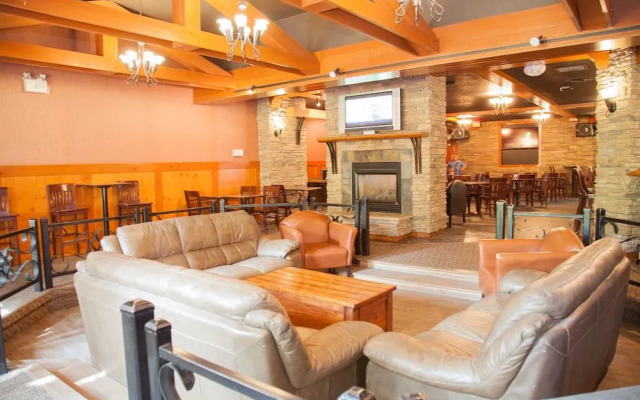 Twin Pine Inn & Suites