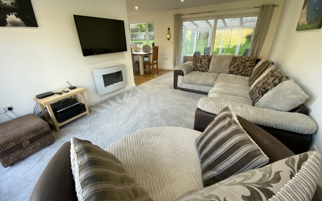 Ty Gwyn - 4 Bedroom Holiday Home