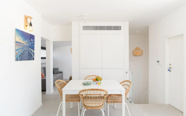 New 4BR Penthouse steps to the beach by HolyGuest