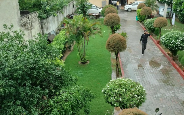 Oyo 92004 Rajeev Pg Guest House