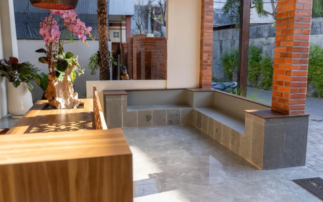 OYO 90376 Rabasta Kuta Residence