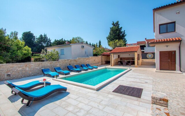 Awesome Home in Premantura With Wifi and 5 Bedrooms