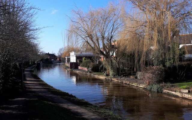 Village 3-bed House, Netflix, in Chester