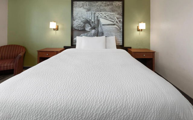 Super 8 by Wyndham Winona MN