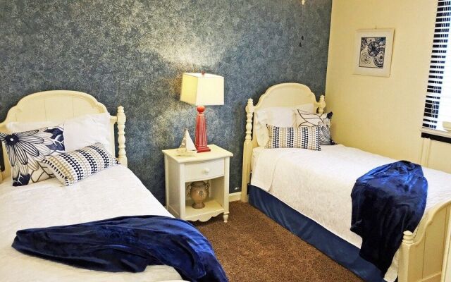 Holiday Towers 206 3 Br condo by RedAwning