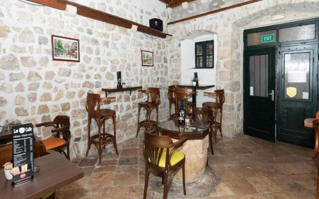 Lav Hostel & Café