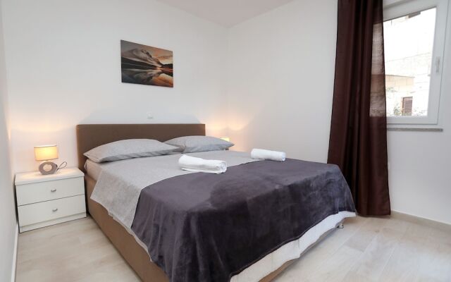 Lovely 2-bed Apartment in Okrug Gornji