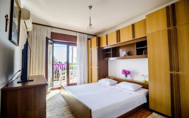 Captivating 1-bed Apartment in Podstrana