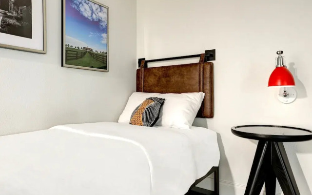Elwood Hotel & Suites
