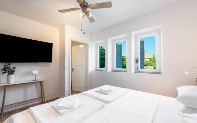 Apartment Near Old Town, FREE Parking & Huge Garden